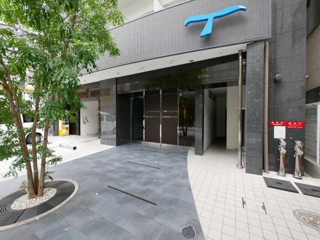 APRILE南森町のエントランス