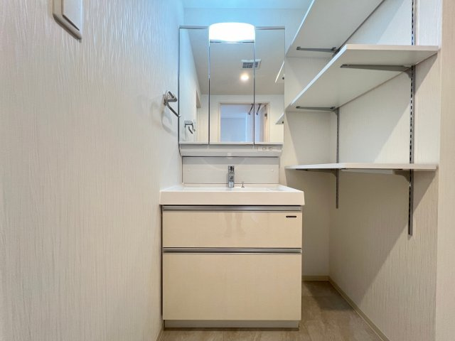 プレジオ松屋町の独立洗面台