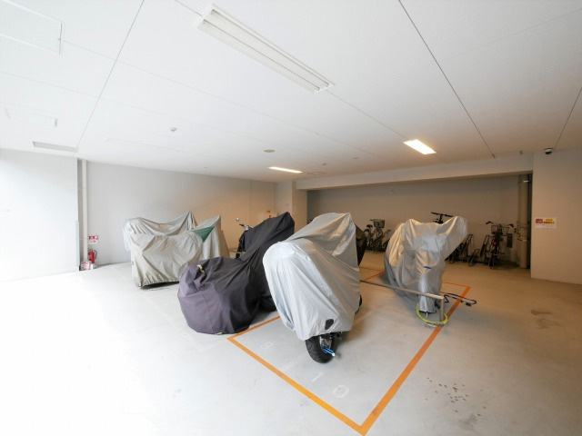 SERENiTE北浜の駐車場