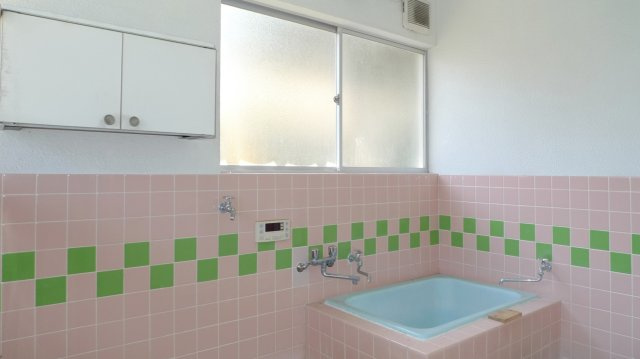 野郷町戸建ての浴室|母家　1階。お風呂はタイル貼り仕上げ。