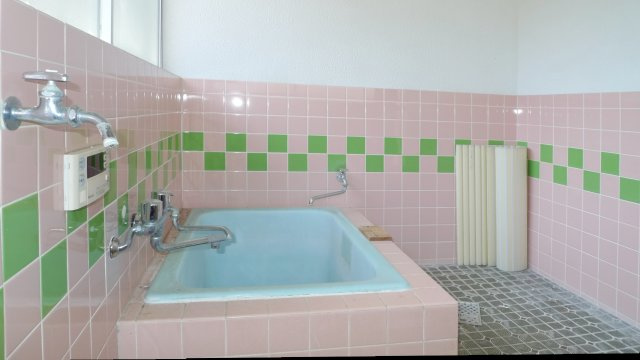 野郷町戸建ての浴室|母家　1階。お風呂はタイル貼り仕上げ。