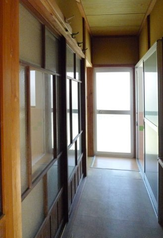 野郷町戸建てのその他|母家　１階。洗面横に勝手口がございます。