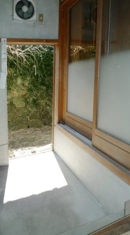 野郷町戸建てのその他|母家　１階　勝手口。床は土間コンクリート仕上げ。お掃除が楽です。