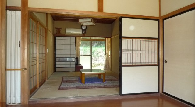 野郷町戸建てのその他|母家　１階。和室。障子の先も縁側があり、風を通す事ができます。