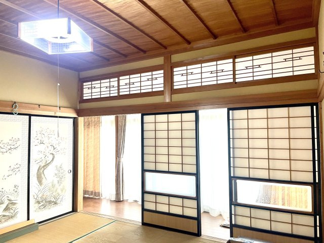 野郷町戸建ての和室|母家　１階。縁側付和室。欄間付きの障子があり、風を通せます。