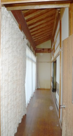 野郷町戸建ての内装|母家　１階。縁側付の和室です。掃き出し出し窓が連なっており、風と光を感じる事ができます。