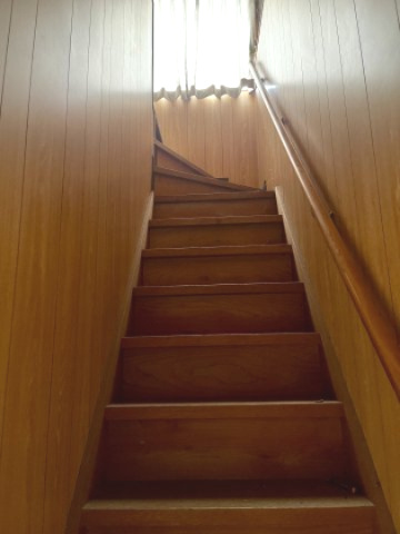 野郷町戸建てのその他|母家　１階→２階　階段。手摺設置済み。