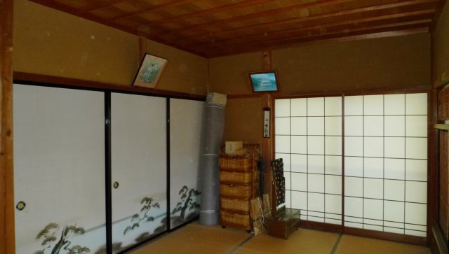 野郷町戸建ての和室|増築部　１階。和布団が入る広々とした押し入れがございます。