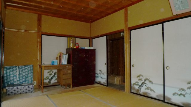 野郷町戸建ての和室|増築部　１階。和布団が入る広々とした押し入れがございます。