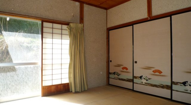 野郷町戸建ての和室|増築部　１階。広々とした掃き出し窓があり、明るいお部屋です。和布団が収納できる押し入れがございます。