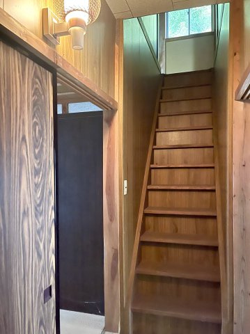 野郷町戸建てのその他|増築部　1階↑2階。階段。