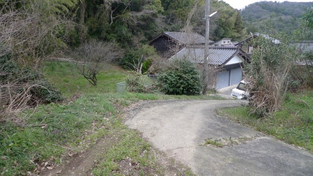 野郷町戸建ての前面道路含む現地写真|前面道路から母家までは、坂道です。