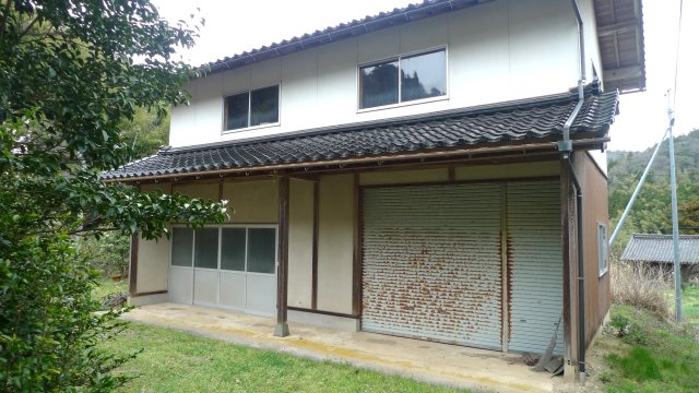 野郷町戸建てのその他|別棟物置。シャッター付物置です。シャッター部に、軽自動車を入庫できます。造作されていない2階があります。