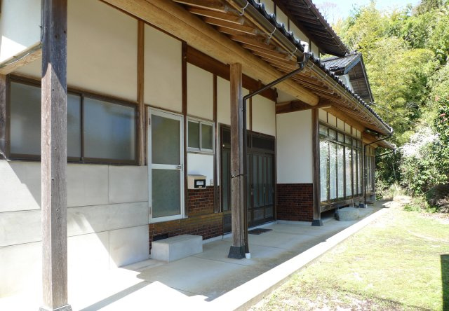 野郷町戸建ての庭|玄関前に車が駐車できます。