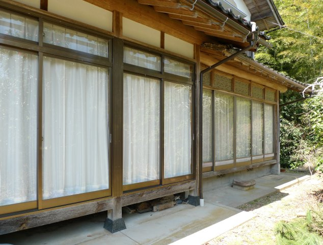 野郷町戸建てのその他|沓脱石があり、上がり降りできます。