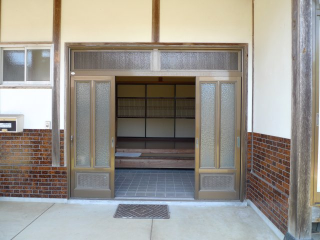 野郷町戸建ての玄関|母家　１階。玄関は1.5ｍ×2.8ｍ程度のサイズですので、広々としています。