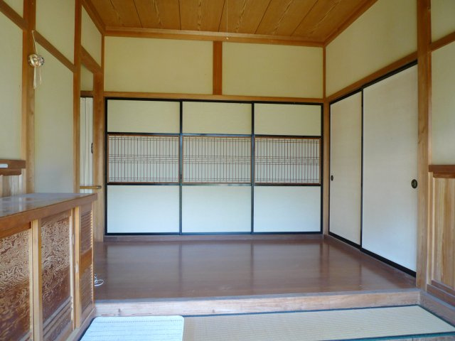 野郷町戸建ての玄関|母家　１階。玄関は1.5ｍ×2.8ｍ程度のサイズですので、広々としています。