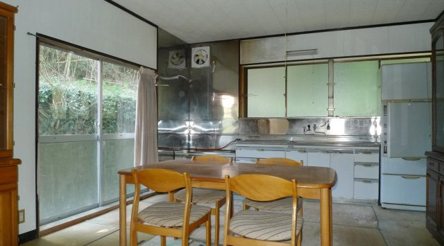 野郷町戸建てのキッチン|母家　1階。出窓、掃き出し窓があり、風を通せます。