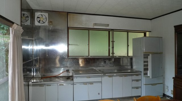 野郷町戸建てのキッチン|セパレートタイプのキッチン。ガスコンロを使用されていました。