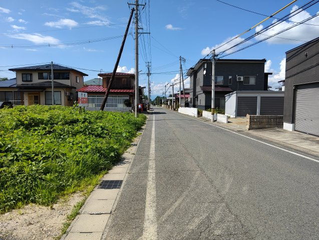 米沢市大字三沢　売地の前面道路含む現地写真