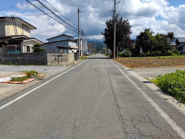 米沢市大字三沢　売地の前面道路含む現地写真