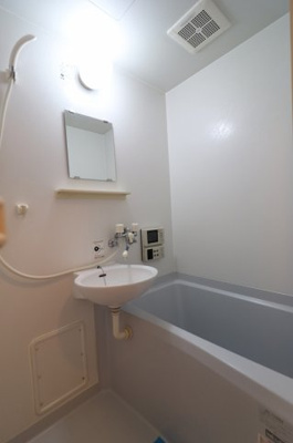 【浴室】 | ヴェルナール美野島 | 別号室の写真になります。現況優先。