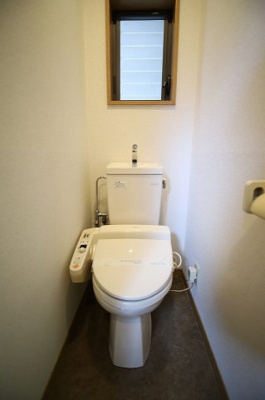 【トイレ】 | ルミエール・ドゥ | 別号室の写真になります。現況優先。