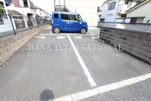 レオパレスサカエの駐車場