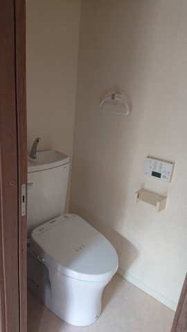 京都市上京区仁和寺街道千本東入西富仲町の一戸建てのトイレ