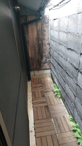 京都市上京区仁和寺街道千本東入西富仲町の一戸建ての庭