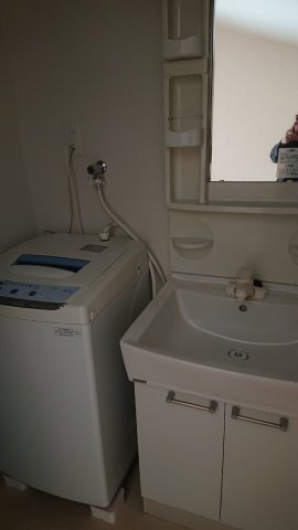 京都市上京区仁和寺街道千本東入西富仲町の一戸建ての洗面所