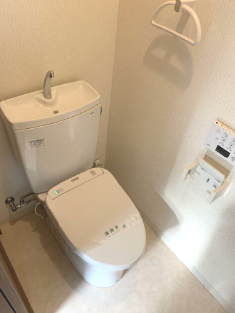 京都市上京区仁和寺街道千本東入西富仲町の一戸建てのトイレ