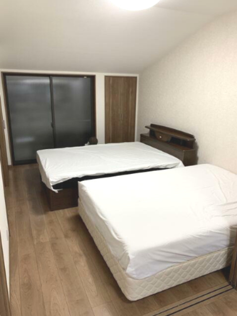 京都市上京区仁和寺街道千本東入西富仲町の一戸建ての寝室