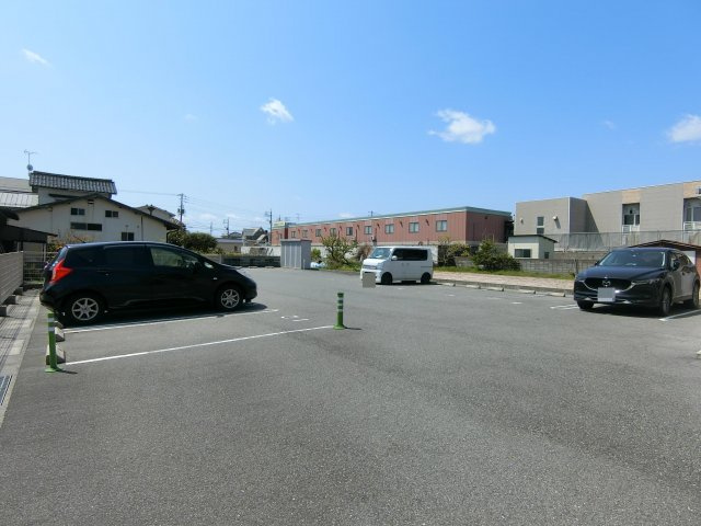 フェリース　サラの駐車場
