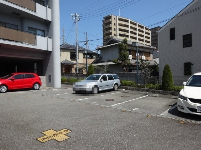 コートウィスタリアの駐車場