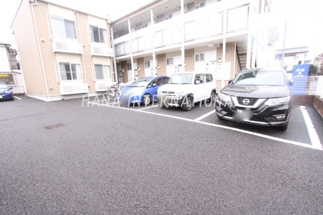 レオパレスカトレアの駐車場