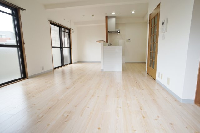 宝塚彩悠館の居間・リビング