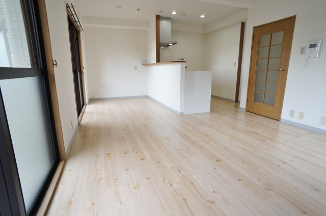 宝塚彩悠館の居間・リビング