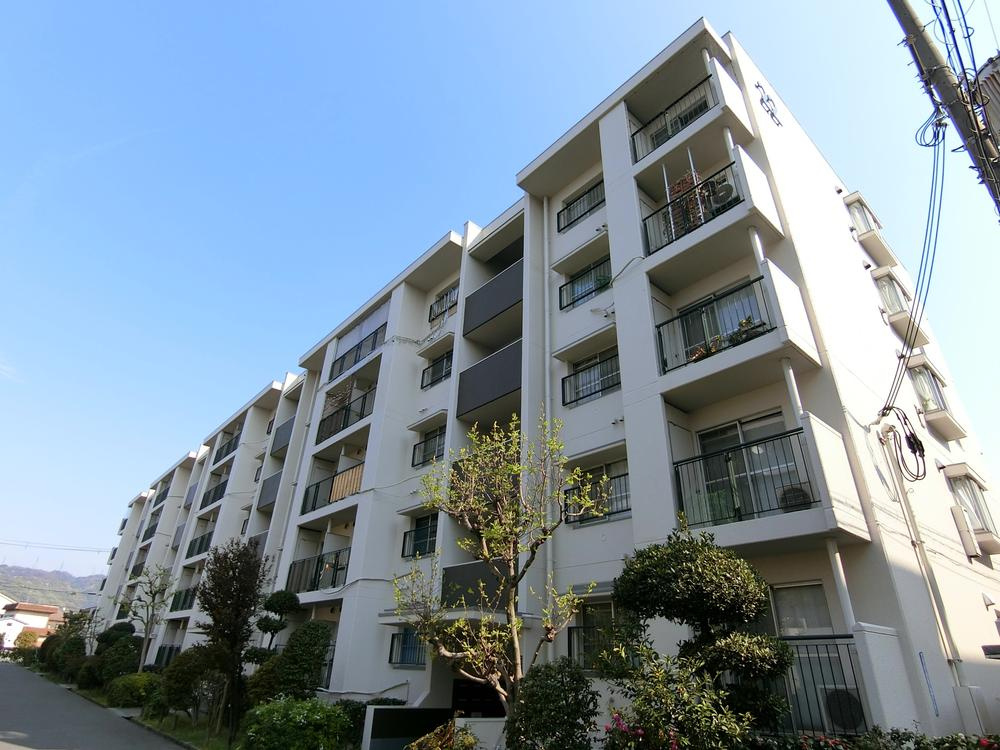 住道駅前住宅22号棟の外観|新しい生活にいかがでしょうか？外観はお住まいの顔になります。こだわりたいポイントですね。水回りリフォームやリノベーションも承ってます。
■現地見学・資金計画相談・住宅ローン相談もお問合せ受付中■