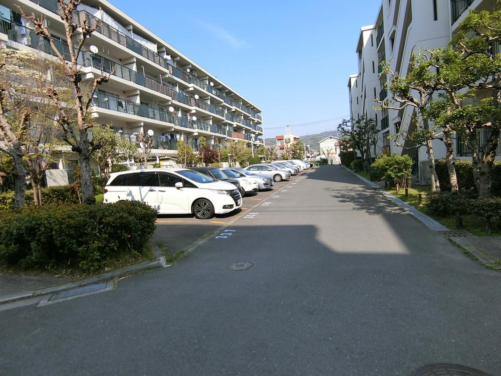 住道駅前住宅22号棟の駐車場|■物件内覧・資金計画相談・住宅ローン相談、リフォーム相談、お問合せ受付中■
※当日・翌日のご内覧、ご相談はお電話でのお問合せがスムーズです！