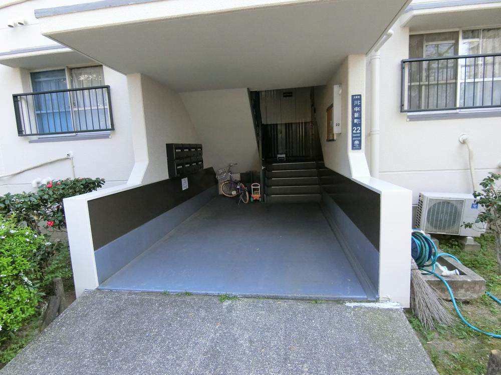 住道駅前住宅22号棟のエントランス|■物件内覧・資金計画相談・住宅ローン相談、リフォーム相談、お問合せ受付中■
※当日・翌日のご内覧、ご相談はお電話でのお問合せがスムーズです！