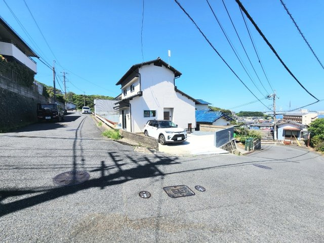 RESET HOUSE－リセットハウス－小石本村町　【若松区　中古戸建て】の前面道路含む現地写真|前面道路も広々♪駐車しやすい♪【若松区　中古戸建て　リノベーション】