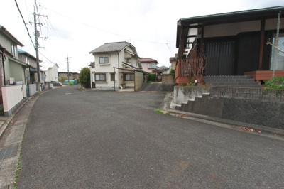 【前面道路含む現地写真】 | 黒瀬春日野１丁目戸建て | 前面道路6m