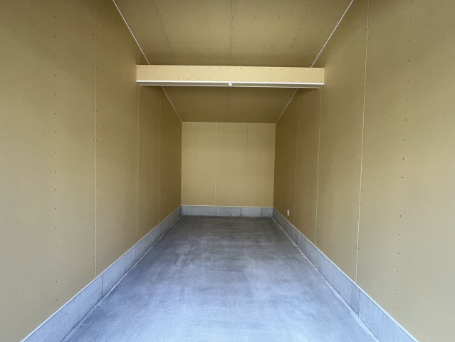 大庄西町2丁目563番3シャッター付ガレージの内装