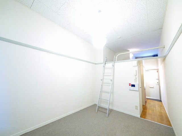 レオパレス大陽参番館の寝室|使い勝手のいい寝室です