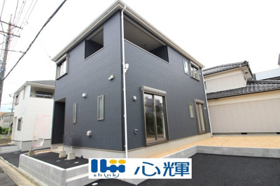 【外観】 | クレイドルガーデン宇部市南浜町 第１（２号棟） | 家の顔となる玄関は洋風なデザイン。スッキリとした広さを確保し、沢山のゲストを迎えても安心です。