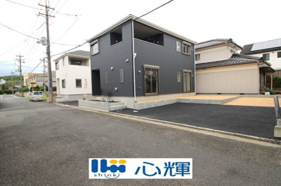 【前面道路含む現地写真】 | クレイドルガーデン宇部市南浜町 第１（２号棟） | 明るい日差しが差し込む現地。車もゆったり駐めることが出来ます。ぜひ現地をご覧下さい。
