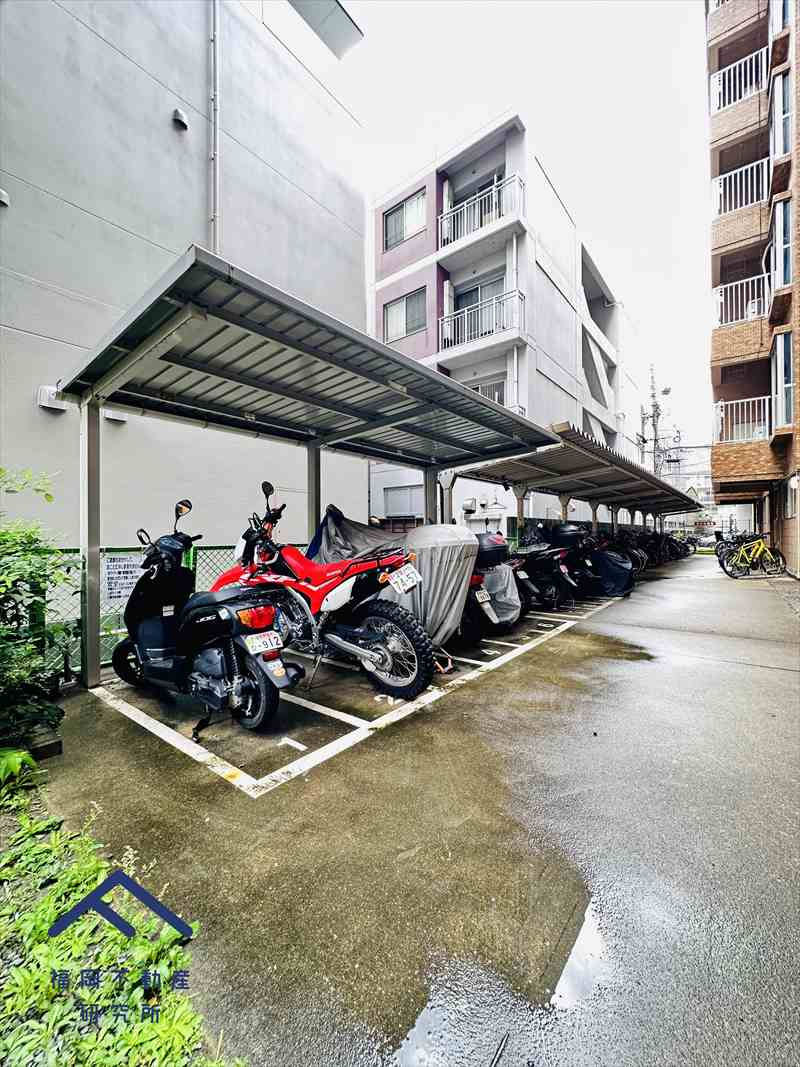 ホワイティ薬院の駐車場