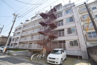 【外観】 | 青空によく映える建物です。手入れの行き届いた外壁やマンション正面エントランスなど、綺麗な姿をぜひ一度、現地にてご覧ください。～即日のご見学可能～　お問合せはお気軽にどうぞ。
