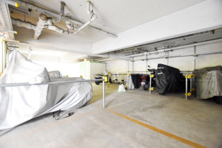 【駐車場】 | マンションの駐車場スペース。空きの有無や駐車料金、サイズ規定などについては、改めてお問い合わせください。～即日のご見学可能～　お問合せはお気軽にどうぞ。

